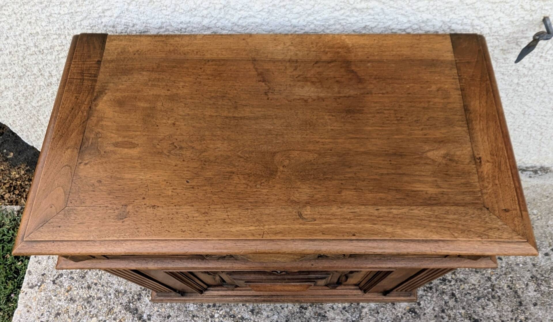 Coffre de rangement en noyer massif style Renaissance