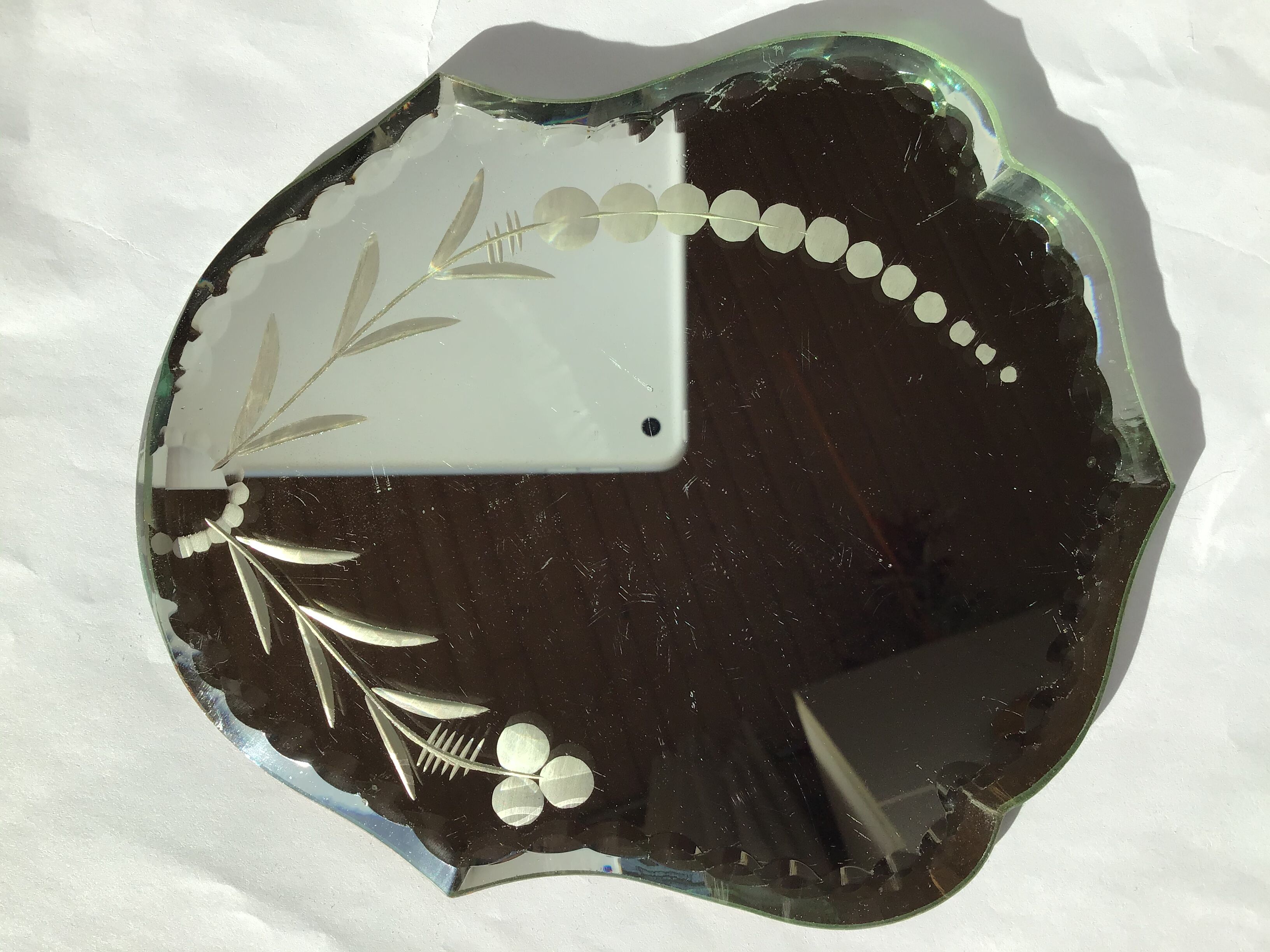 Bevelled mirror engraved under vase or bottle