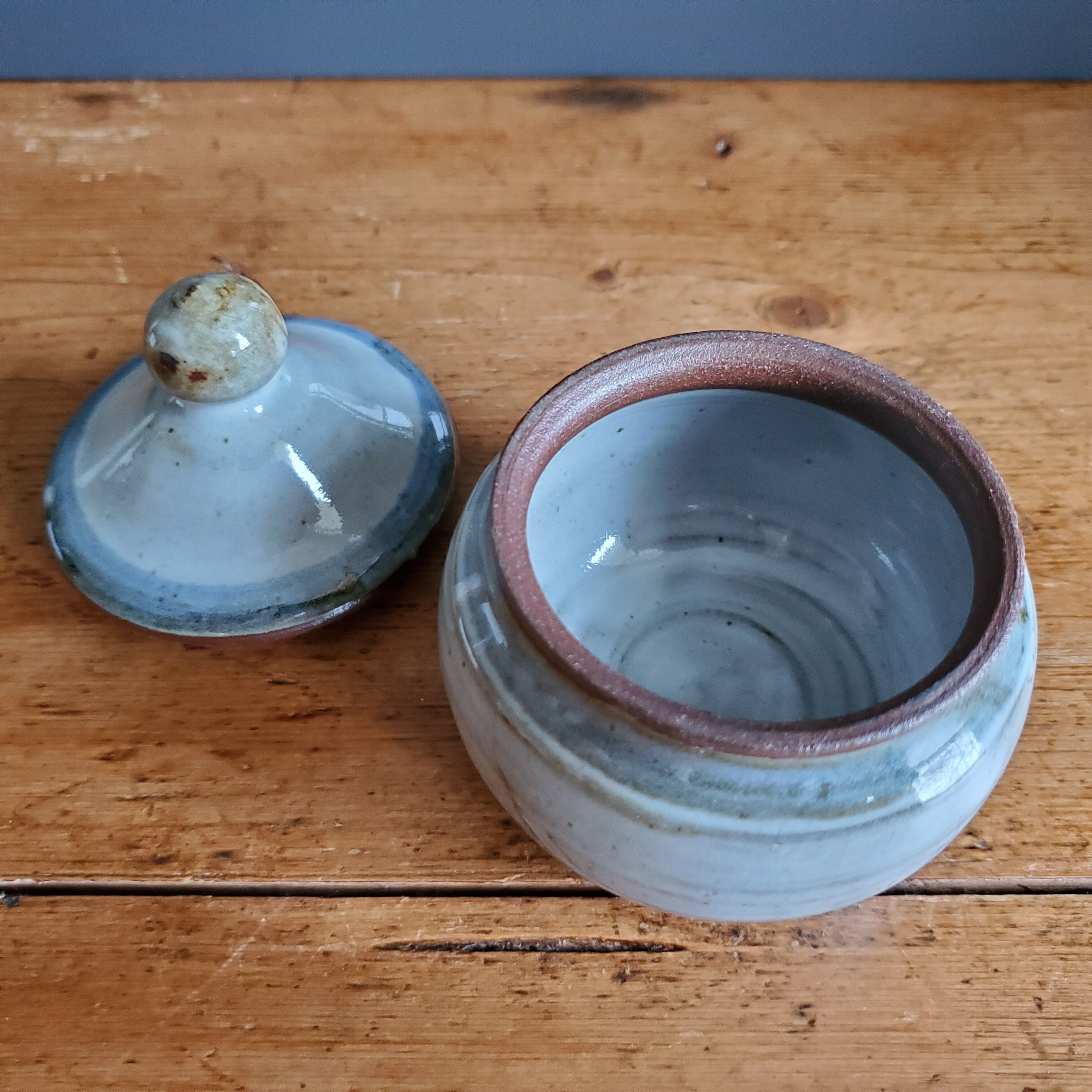 Covered pot in Poncé sandstone signed