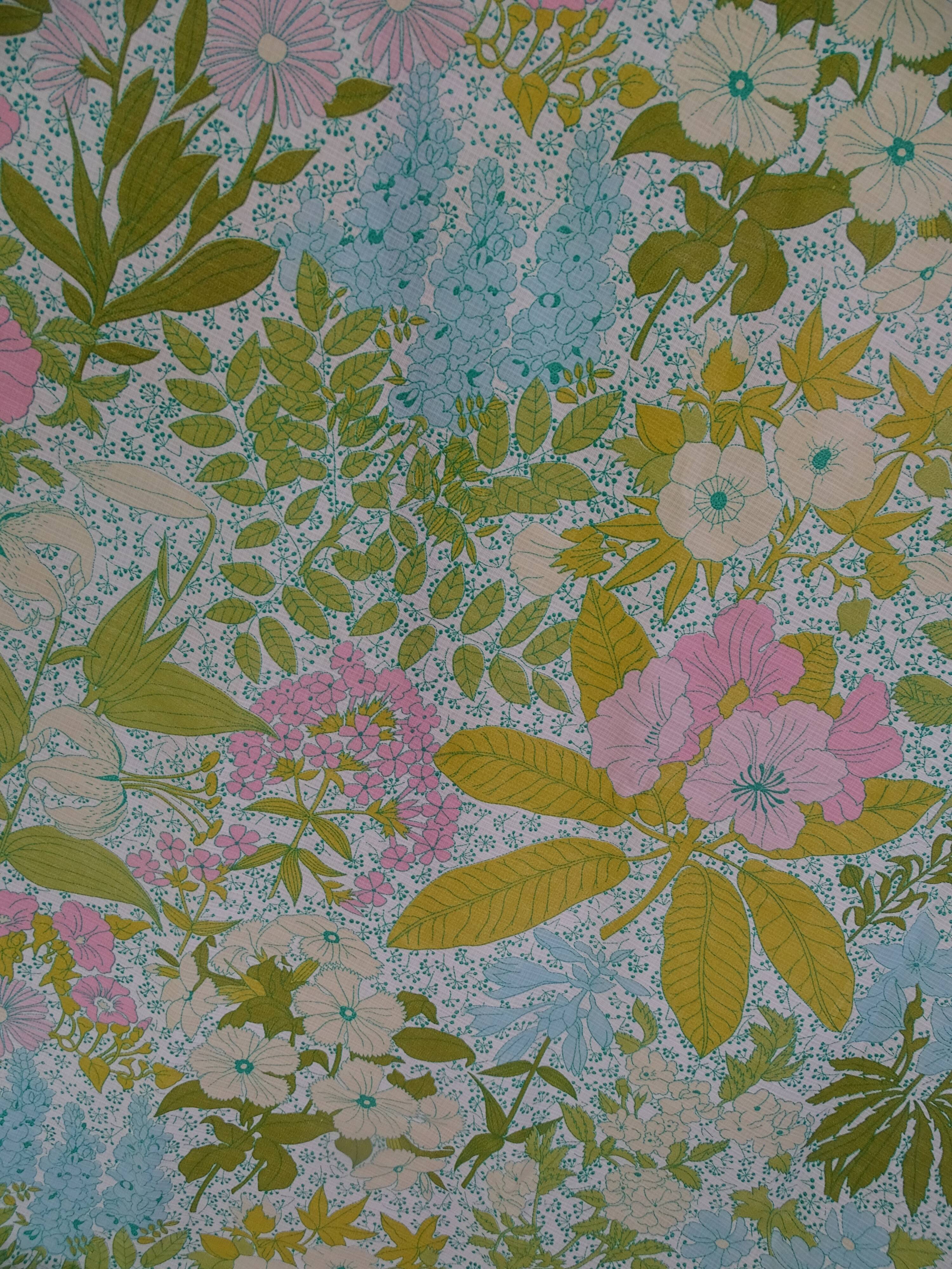 Nappe ronde à décor de fleurs vers 1970
