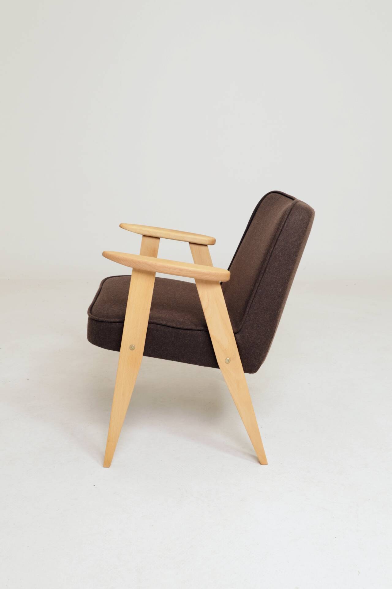 Fauteuil rétro en tissu en laine cacao, bois de hêtre naturel