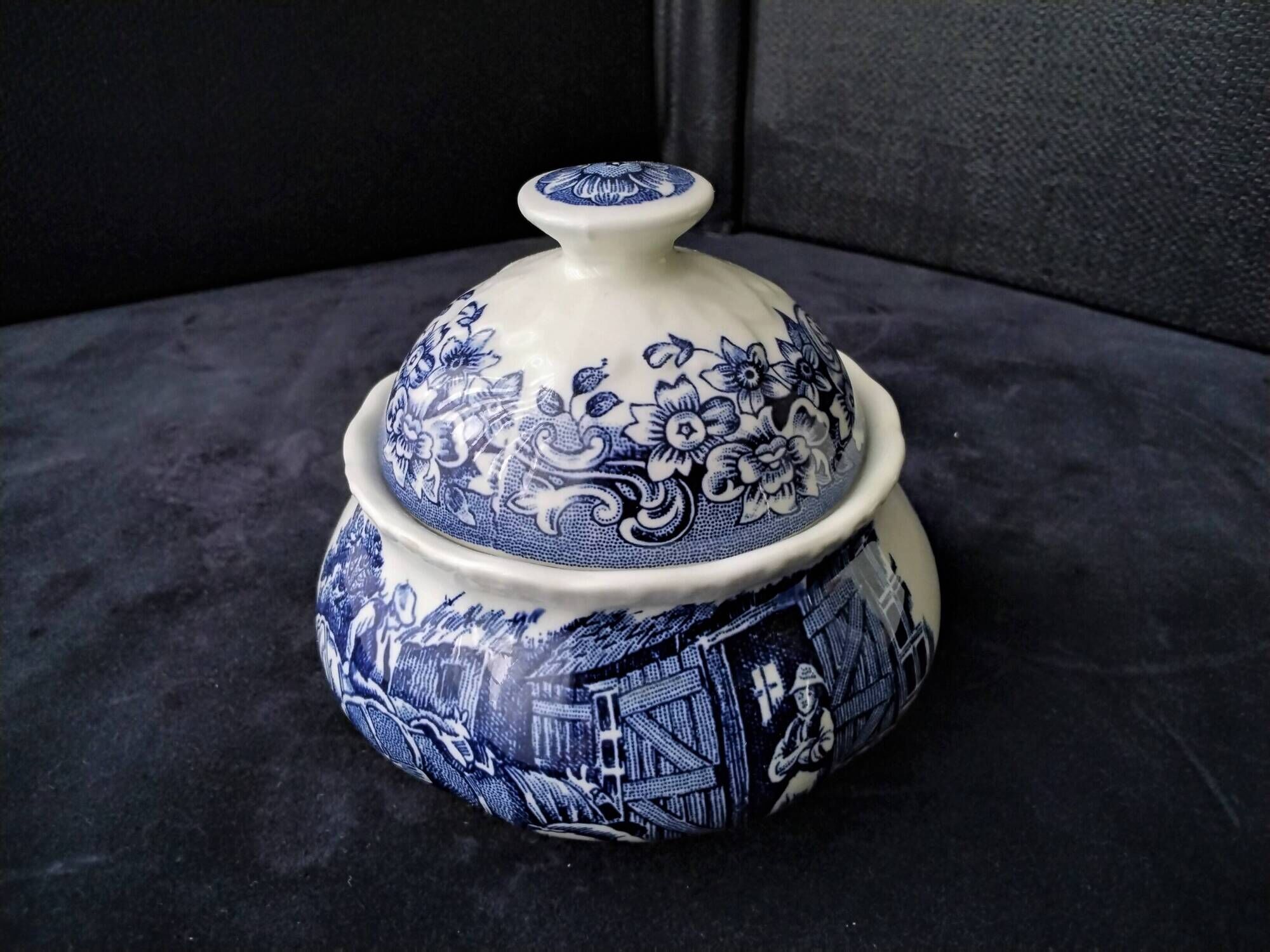 Sucrier en porcelaine Anglaise Royal Tudor