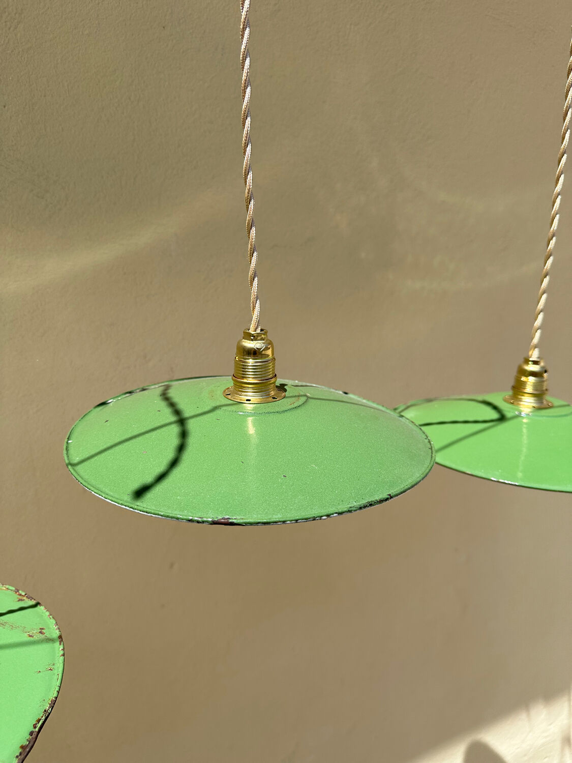 Trio of vintage suspension in green and white enamelled sheet metal indus old farm