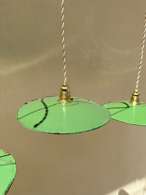 Trio de suspension vintage en tôle émaillée verte et blanche indus ferme ancienne