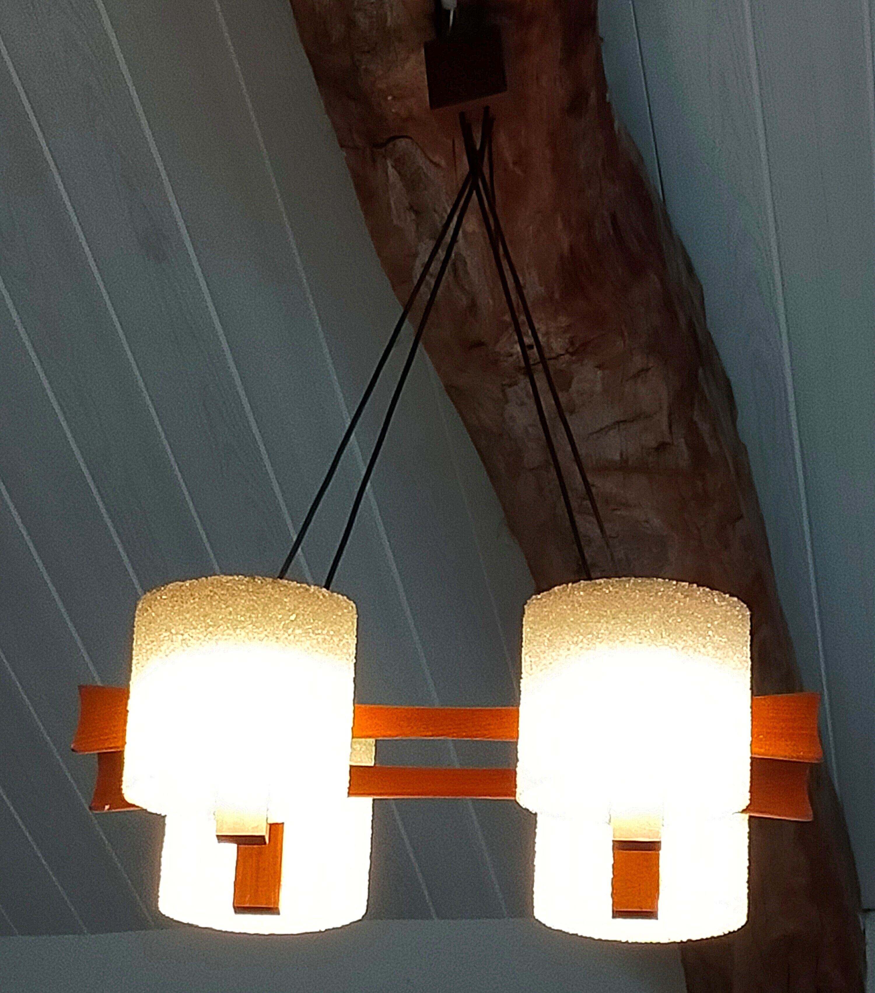Lustre vintage scandinave en teck et perspex