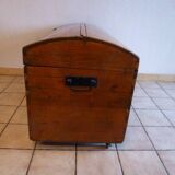 Curved trunk on wheels