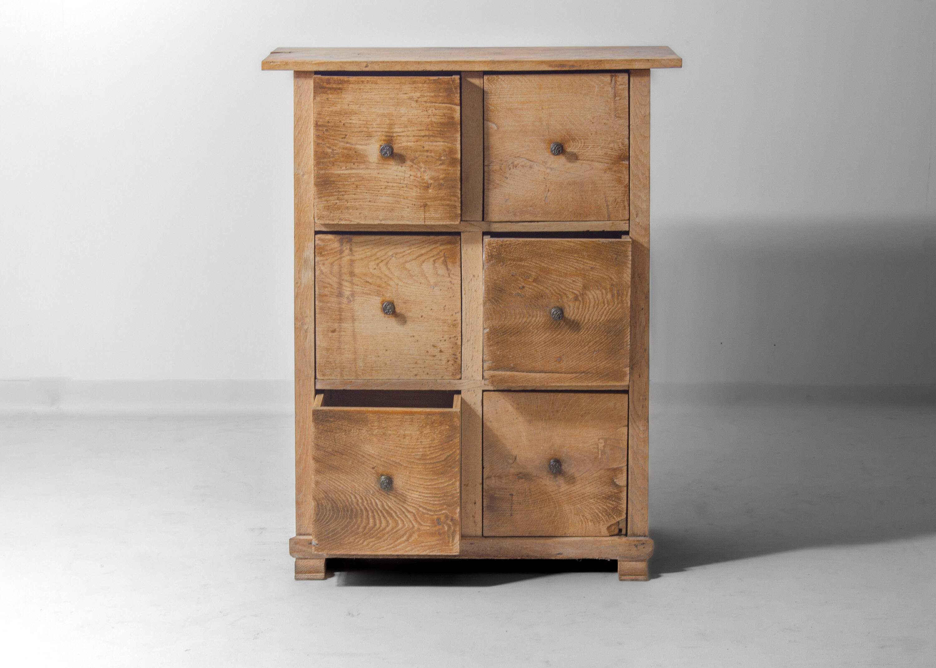 Commode rustique d'art populaire, France années 1900