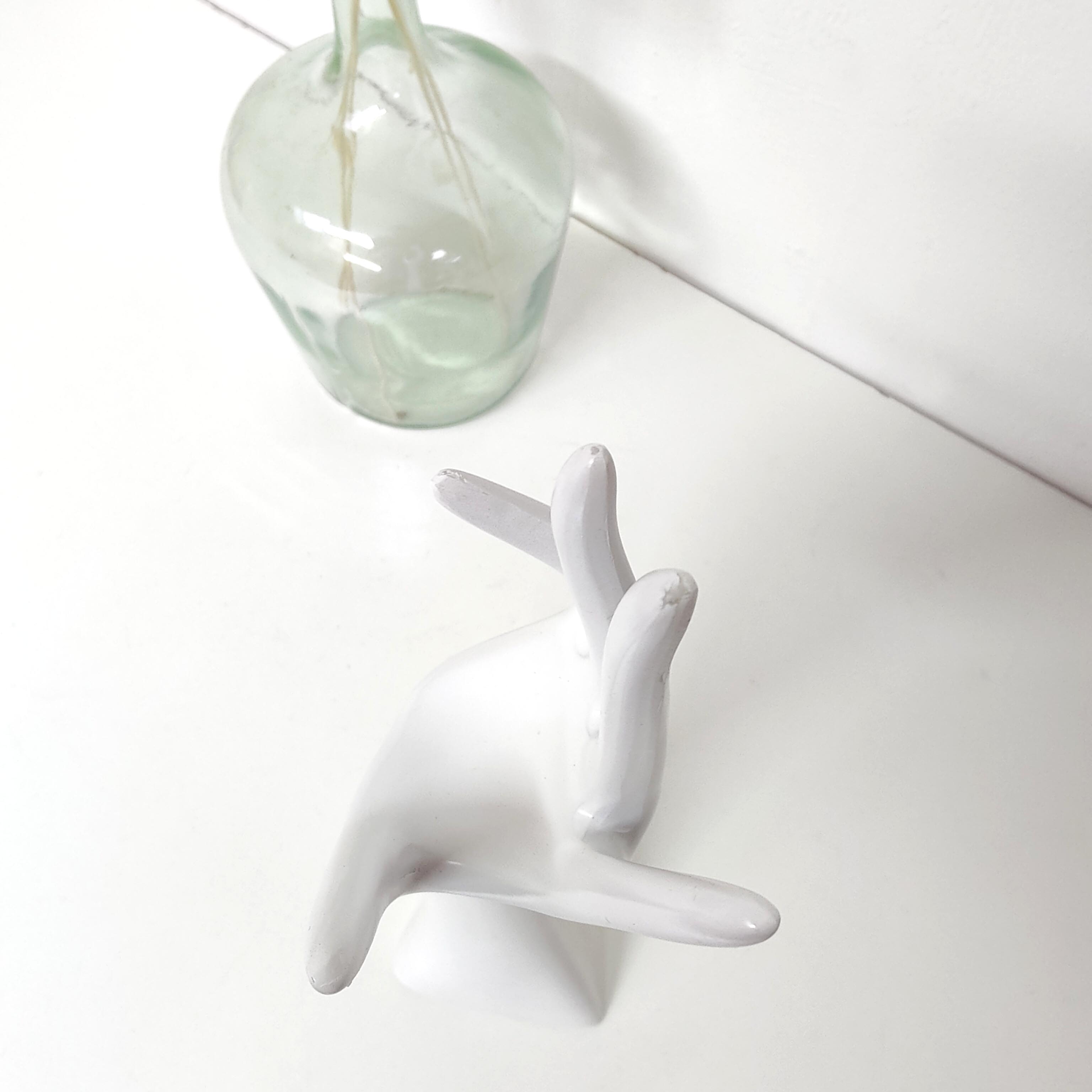 Hand ring holder jewelry in white resin