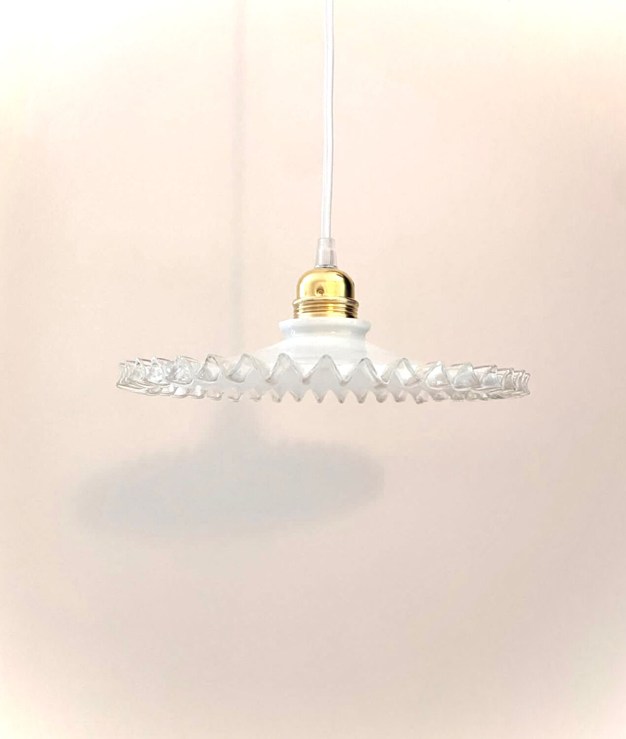 Crenellated opaline suspension
