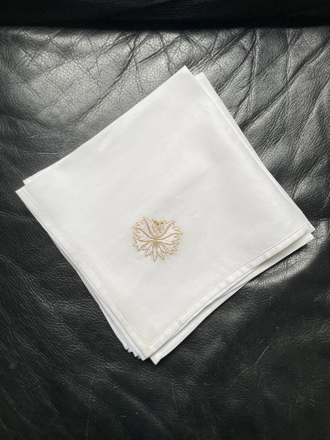 lot de 4 serviettes neuves  brodées