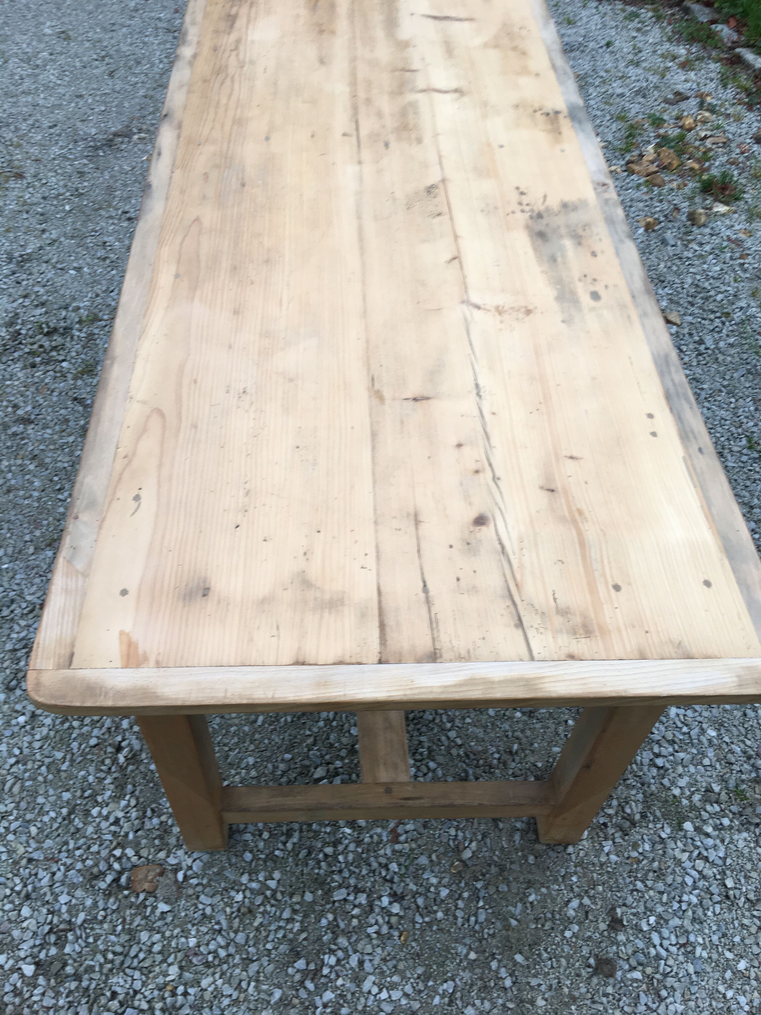 Light-coloured oak farm table