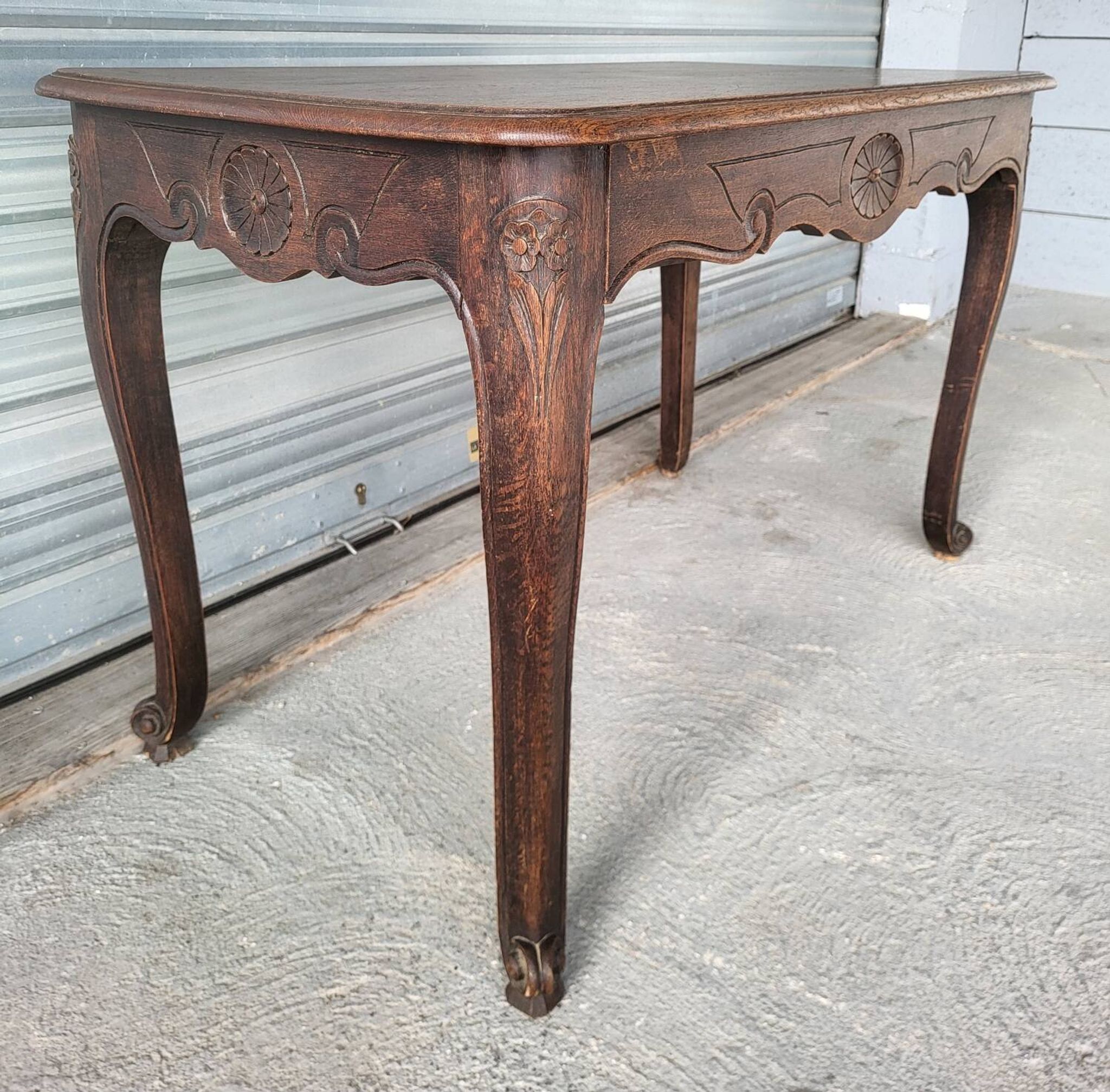 Bureau dit "bureau de dame" / table style Louis XV en bois  massif
