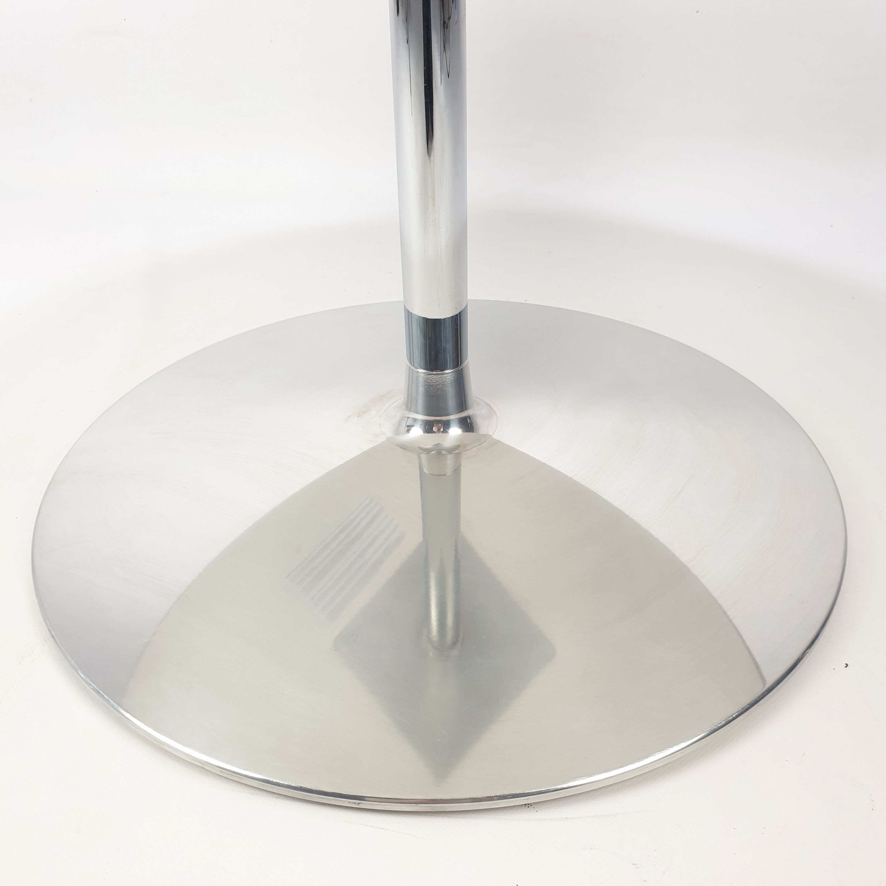 Round coffee table by Pierre Paulin for Artifort, 1990