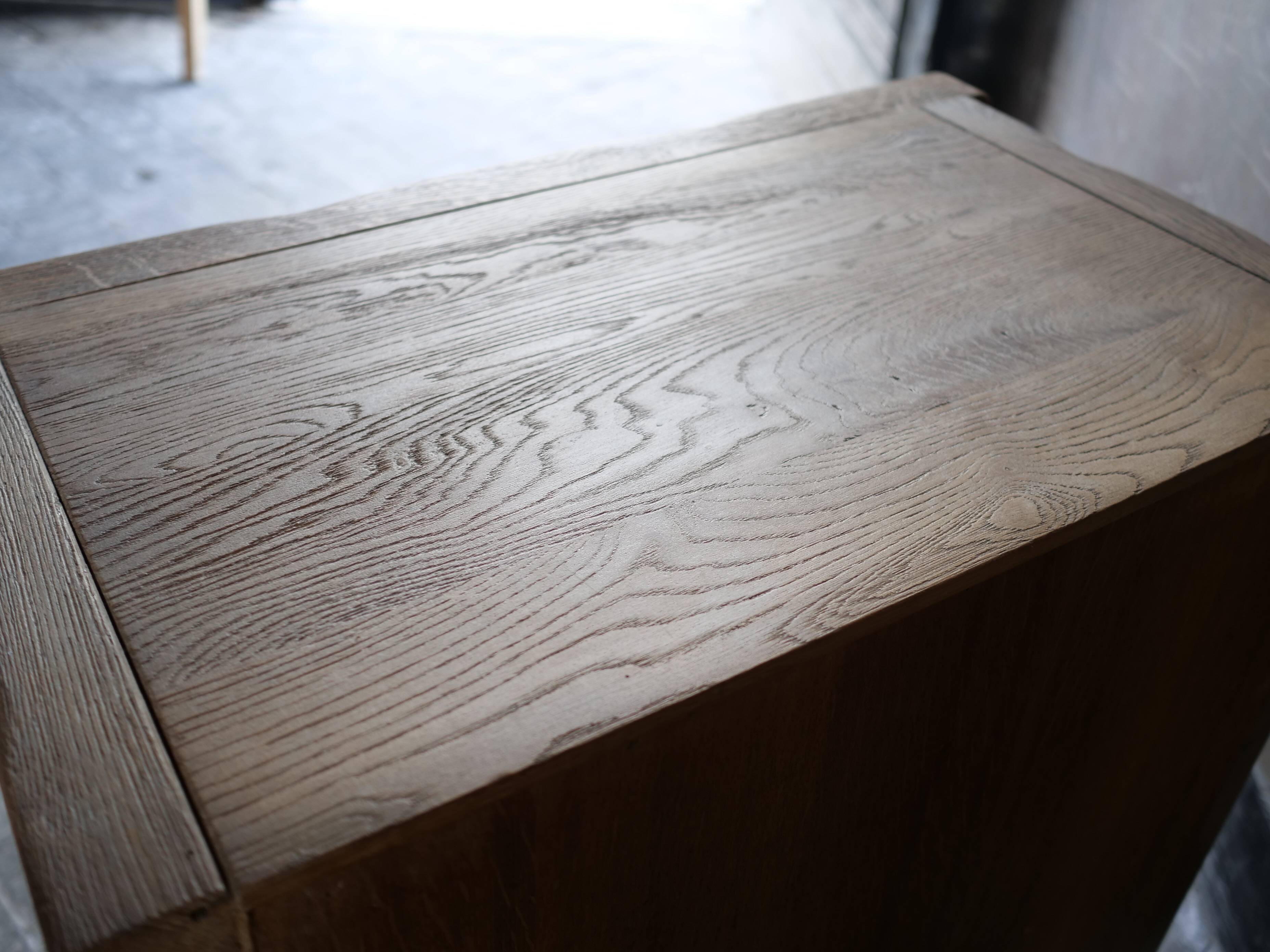 commode à tiroir brutaliste en chêne massif