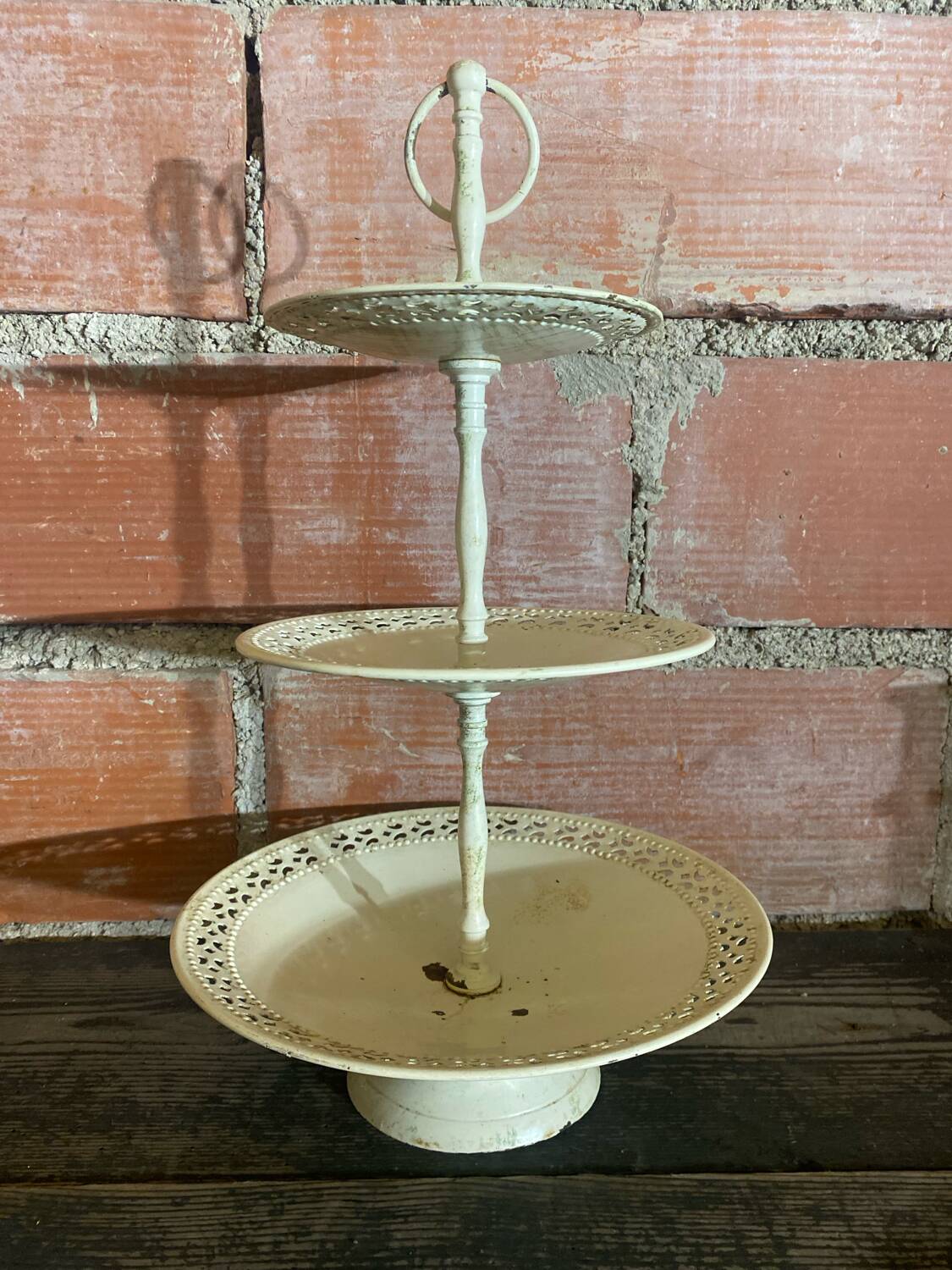 Présentoir à gâteaux 3 niveaux ancien en métal blanc