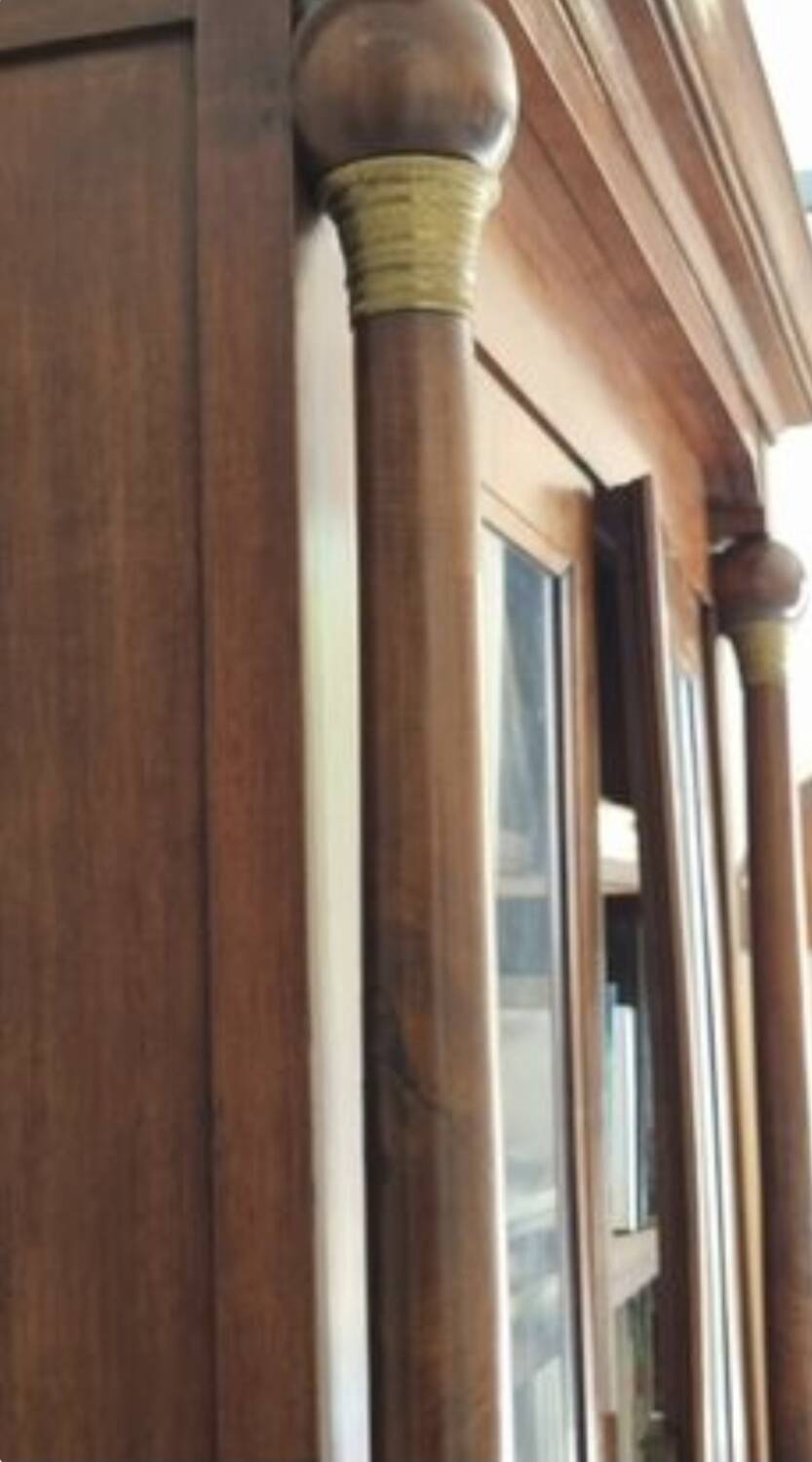 Armoire Empire avec colonnes ornées de bronze