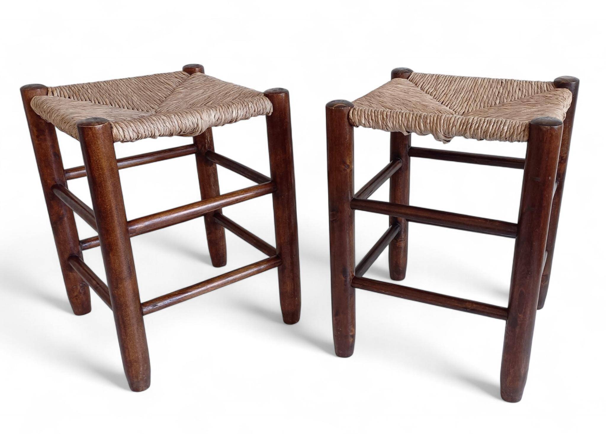 Style Charlotte Perriand, paire de tabourets en bois rustique et paille, France, vers 1950.