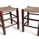 Style Charlotte Perriand, paire de tabourets en bois rustique et paille, France, vers 1950.