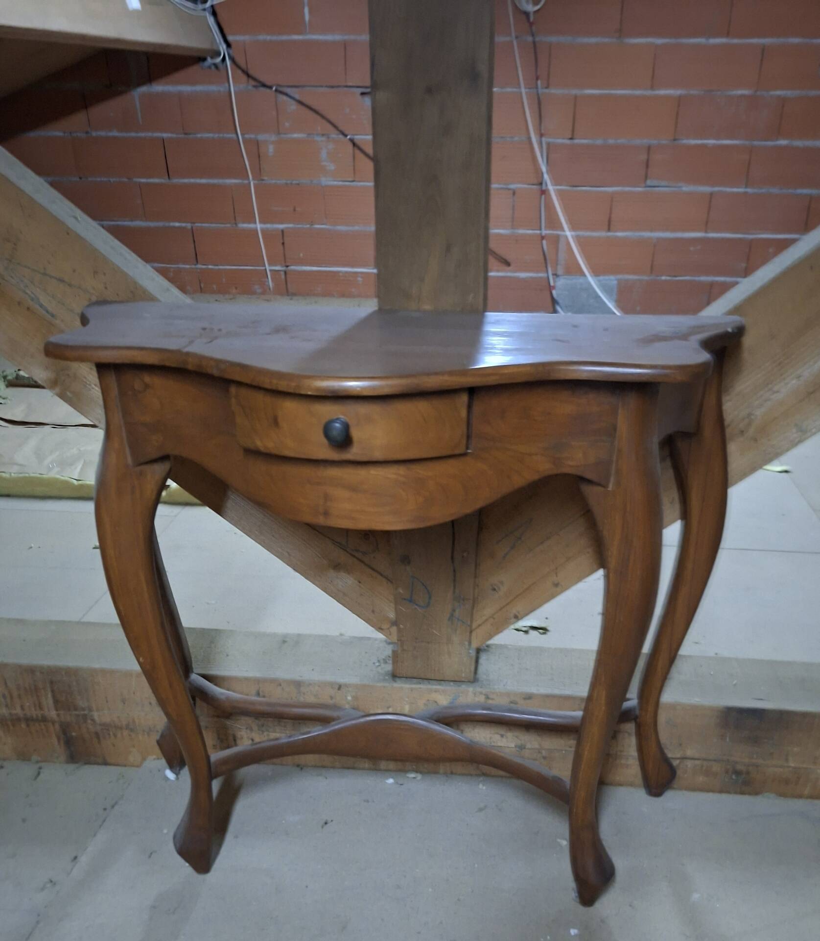 Curved console in Louis XV / Art Nouveau style made of solid wood.