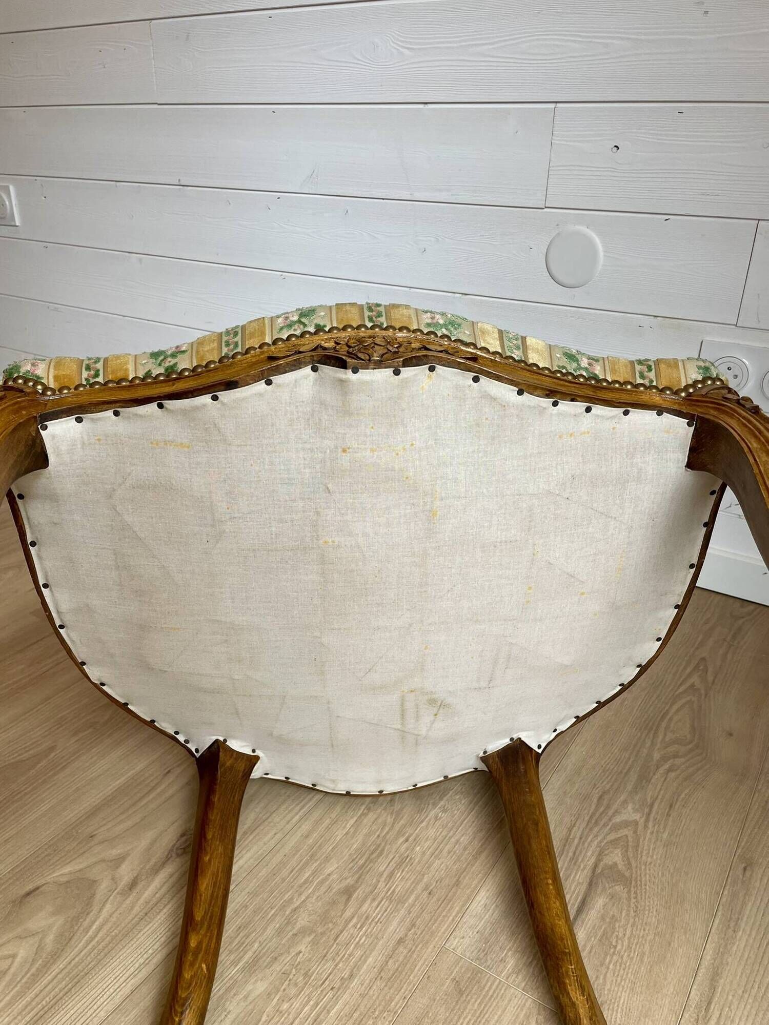 Vintage Louis XVI style medallion armchair – Carved wood and fabric