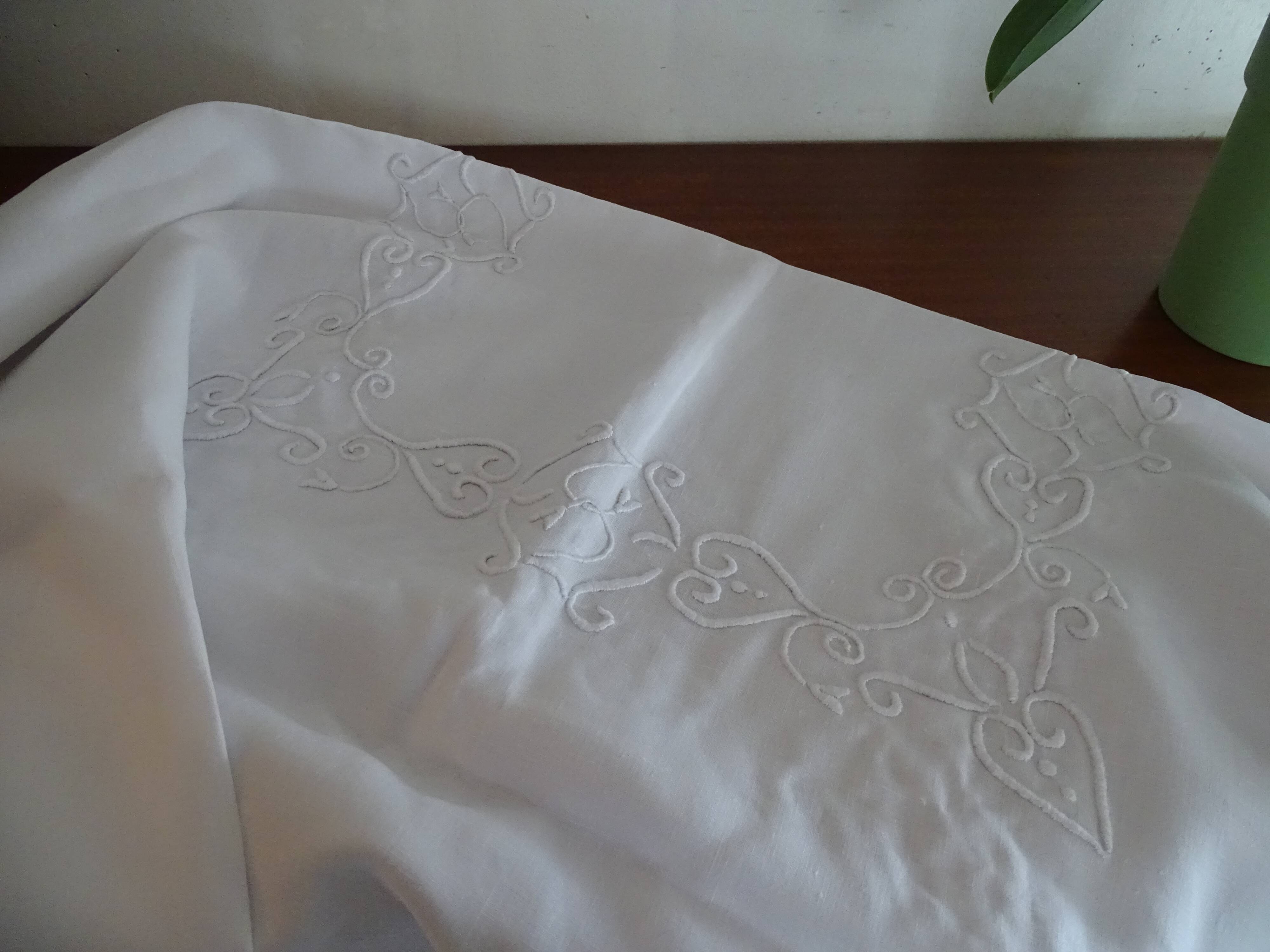 Embroidered tablecloth 370 x 170 old
