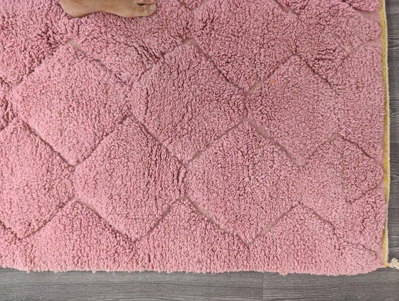 Handwoven natural wool rug, traditional pink, size 1.5/2.5 m.