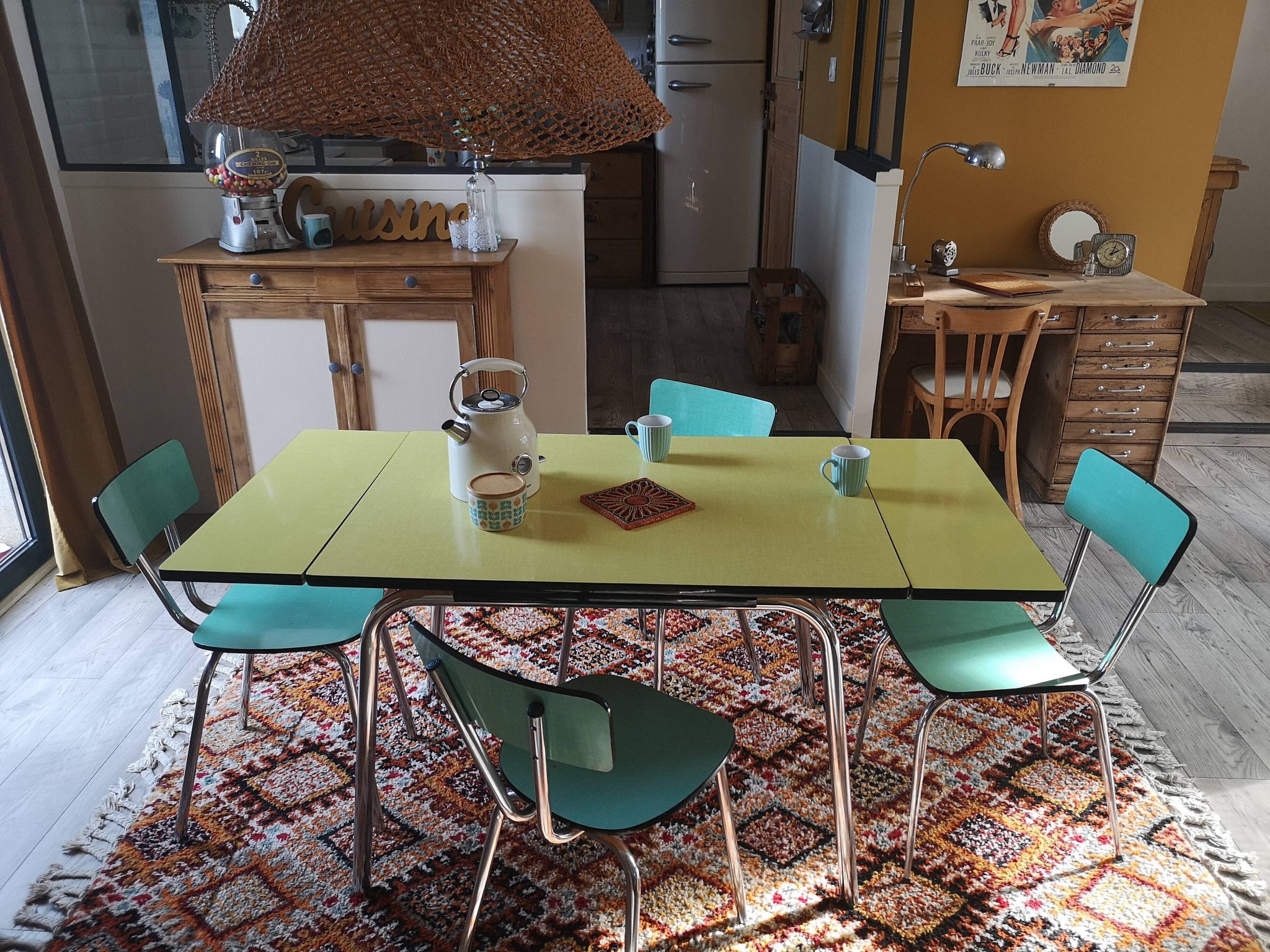 Ensemble de table extensible en formica et 4 chaises