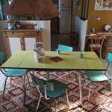 Stretch table set in formica and 4 chairs