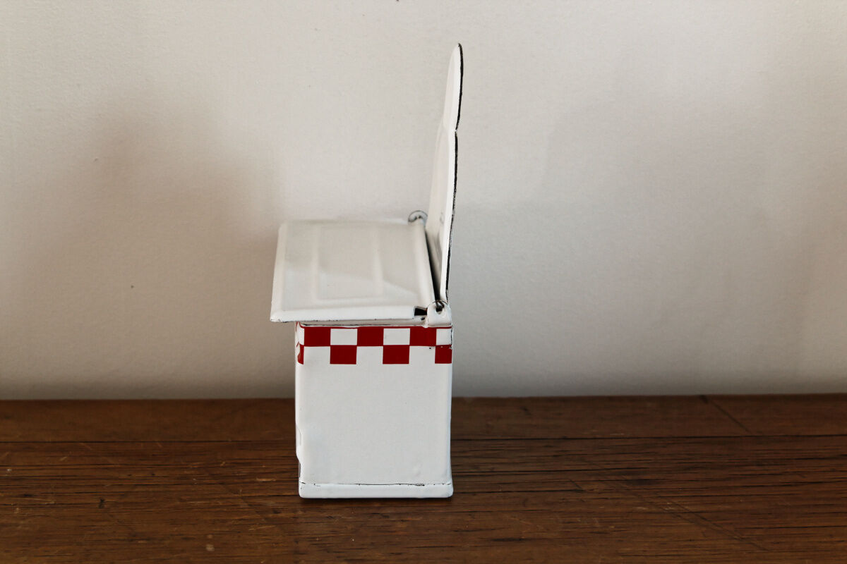 Enamelled sheet metal matchbox