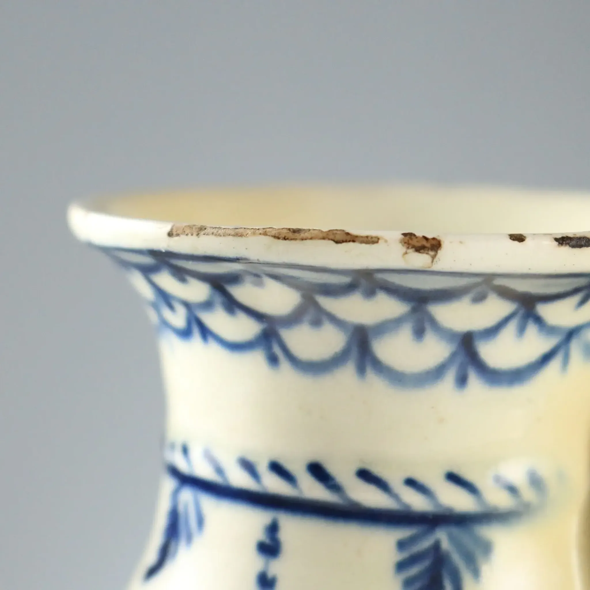 Cafetière ancienne en faïence blanche décorée, Europe XIX Century
