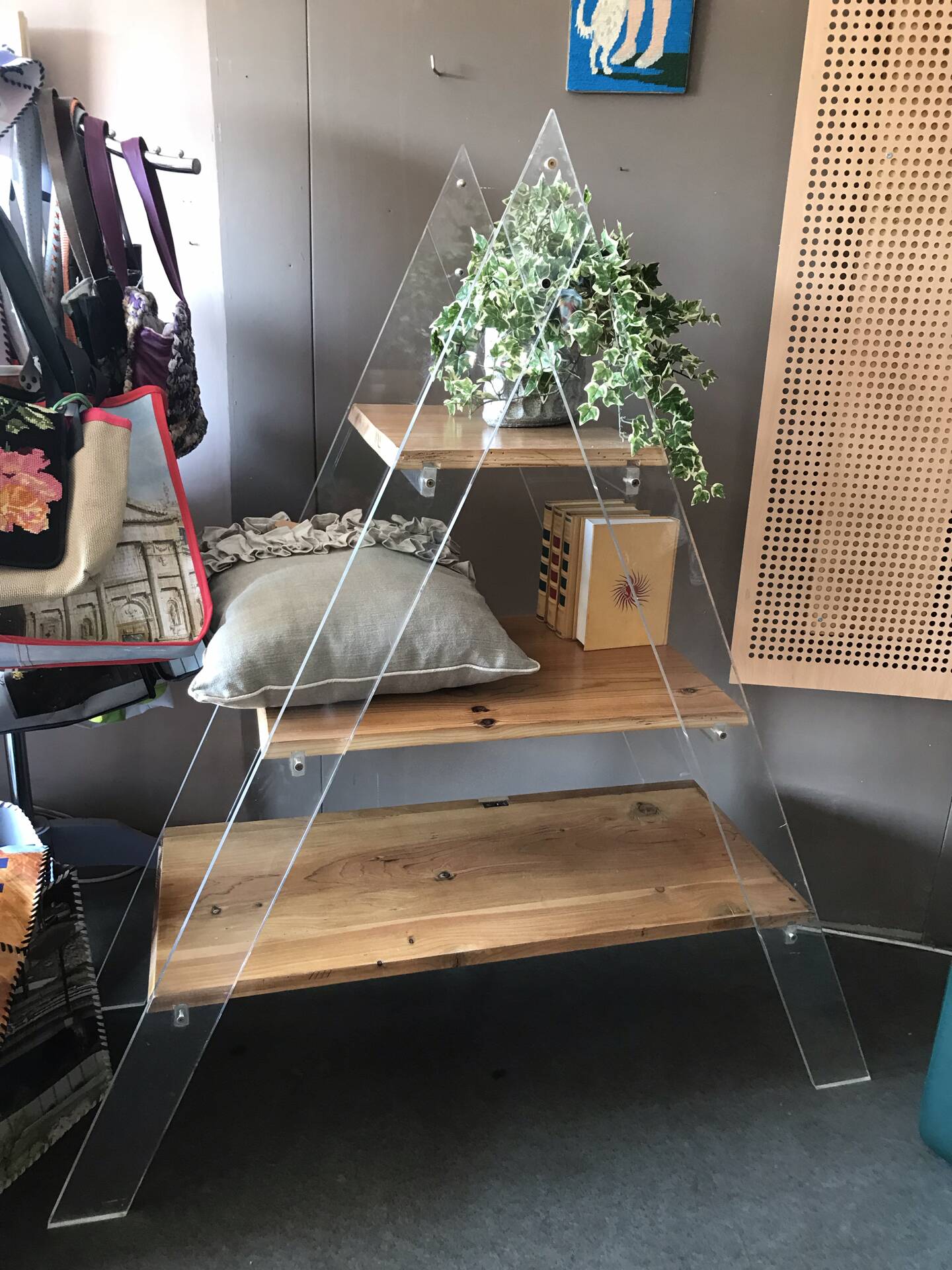 Étagère triangulaire plexiglass et bois