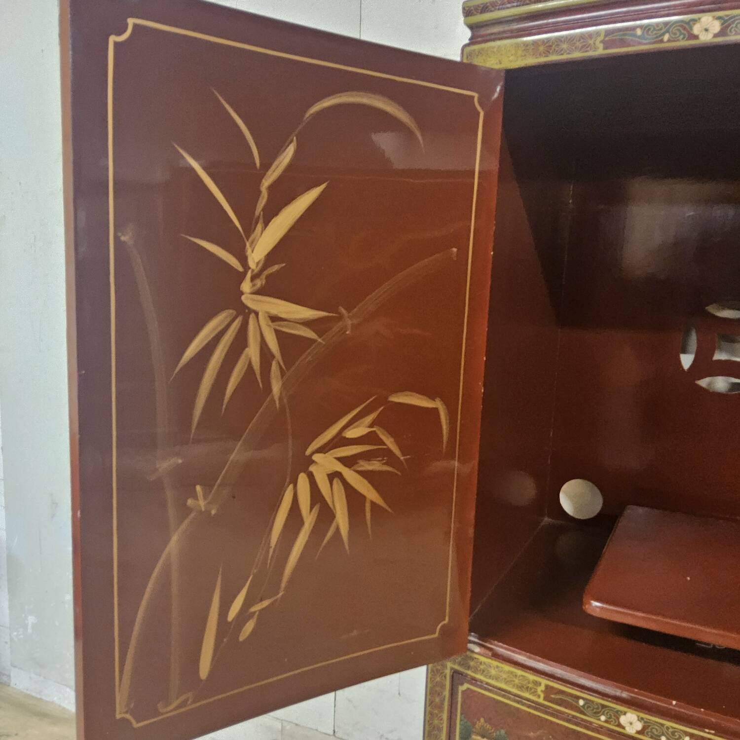 Cabinet chinois / oriental vintage avec feuille d'or / scène traditionnelle