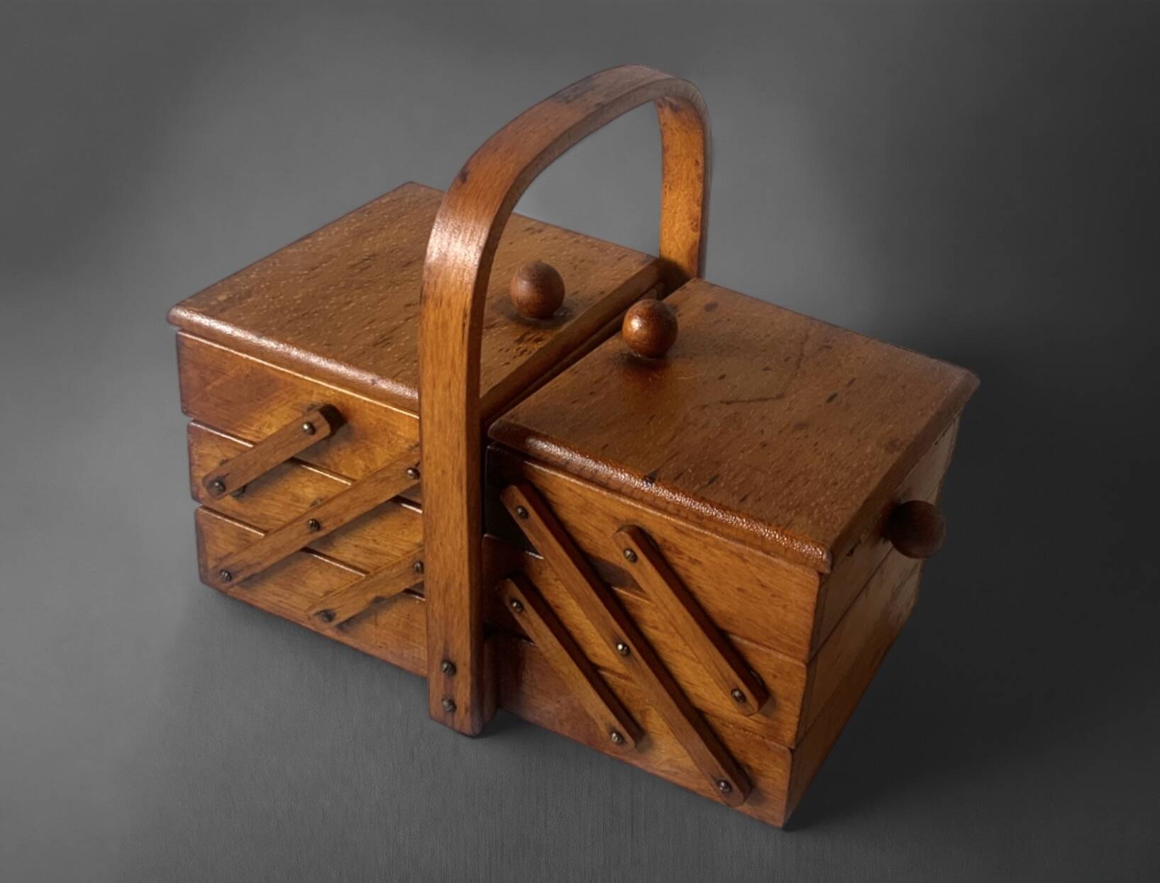 Petite travailleuse en bois vintage