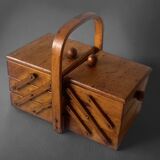 Petite travailleuse en bois vintage