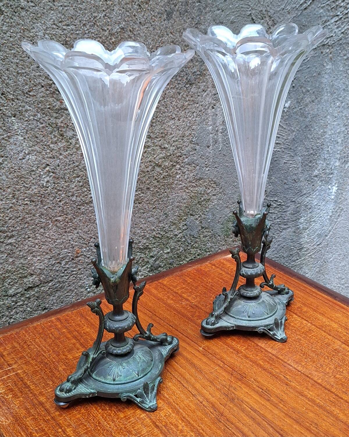 Pair of cornucopia vases in bronze and crystal, 19th century.