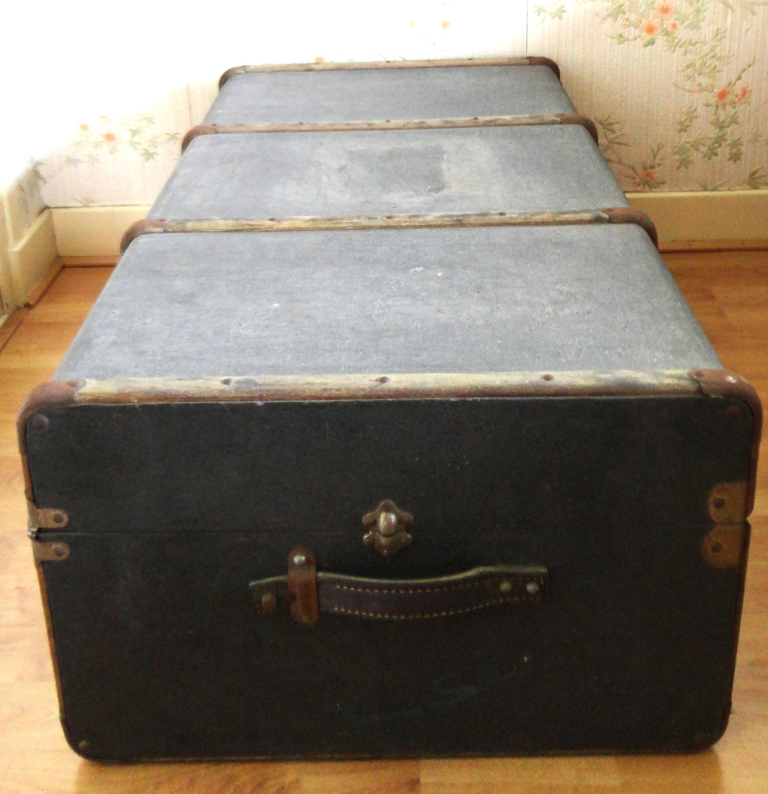 Ancienne Malle de Voyage J.M.G.É