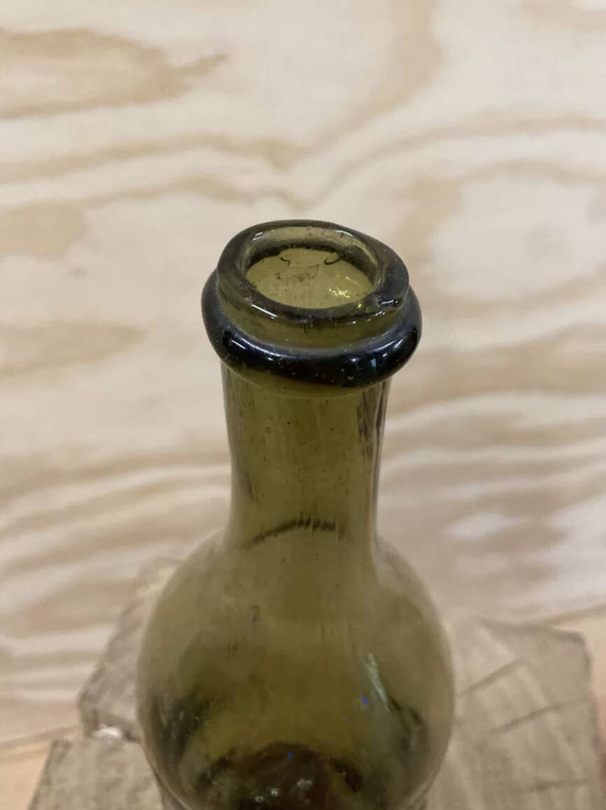 Bouteille ancienne verre verte forme libre