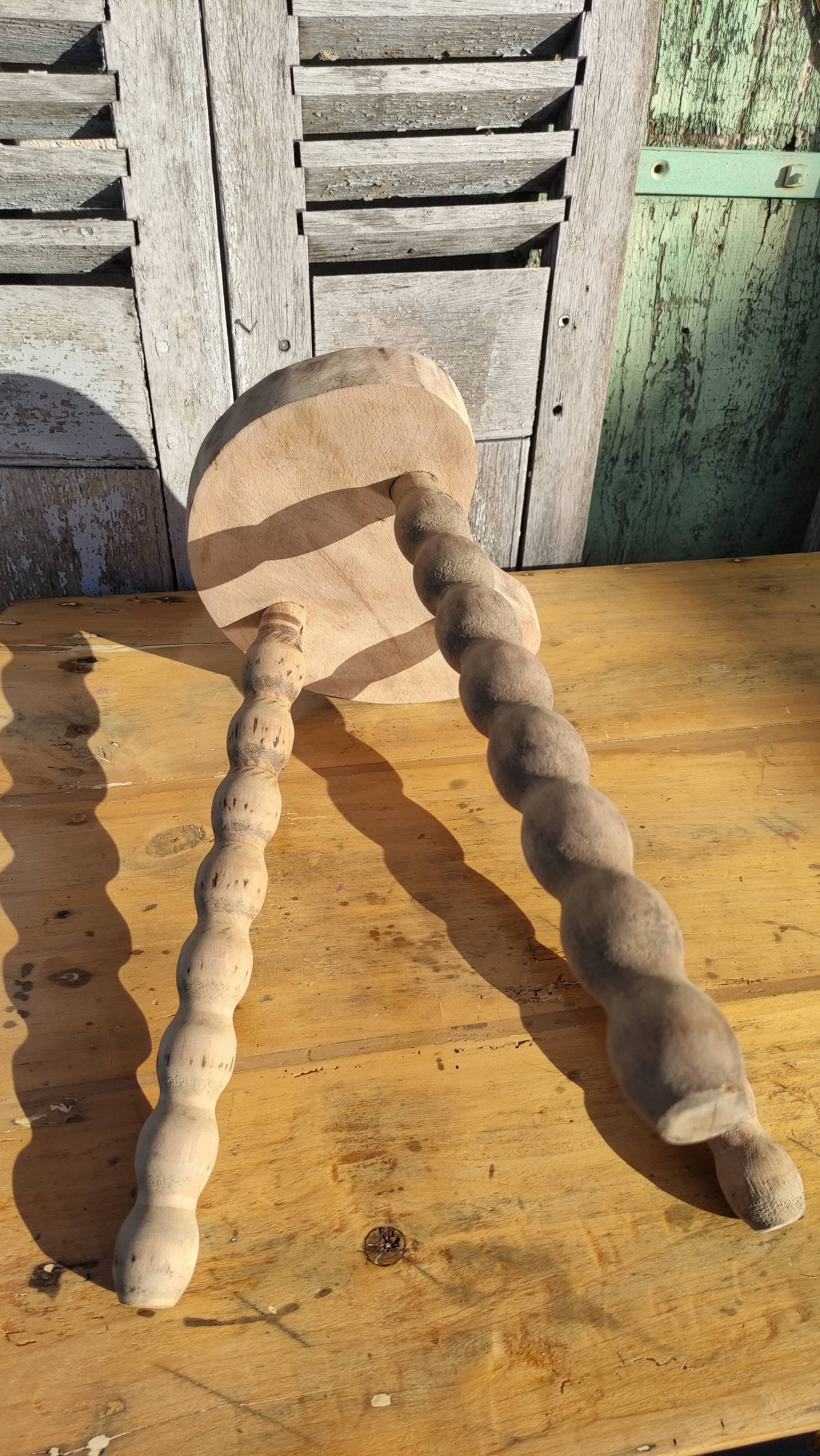 Tabouret tripode de vacher en bois brut