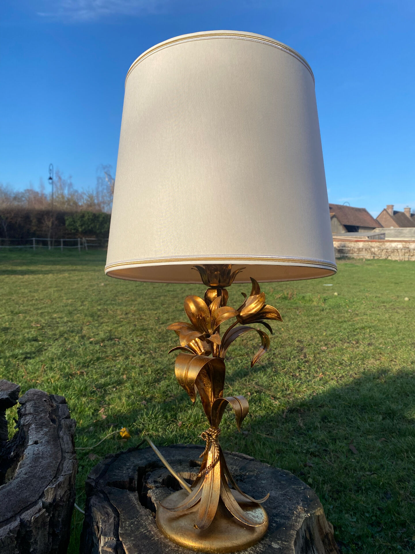 Lampe vintage dorée bouquet de lys Flor Art