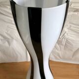Vase en verre soufflé a rayures noir et blanc