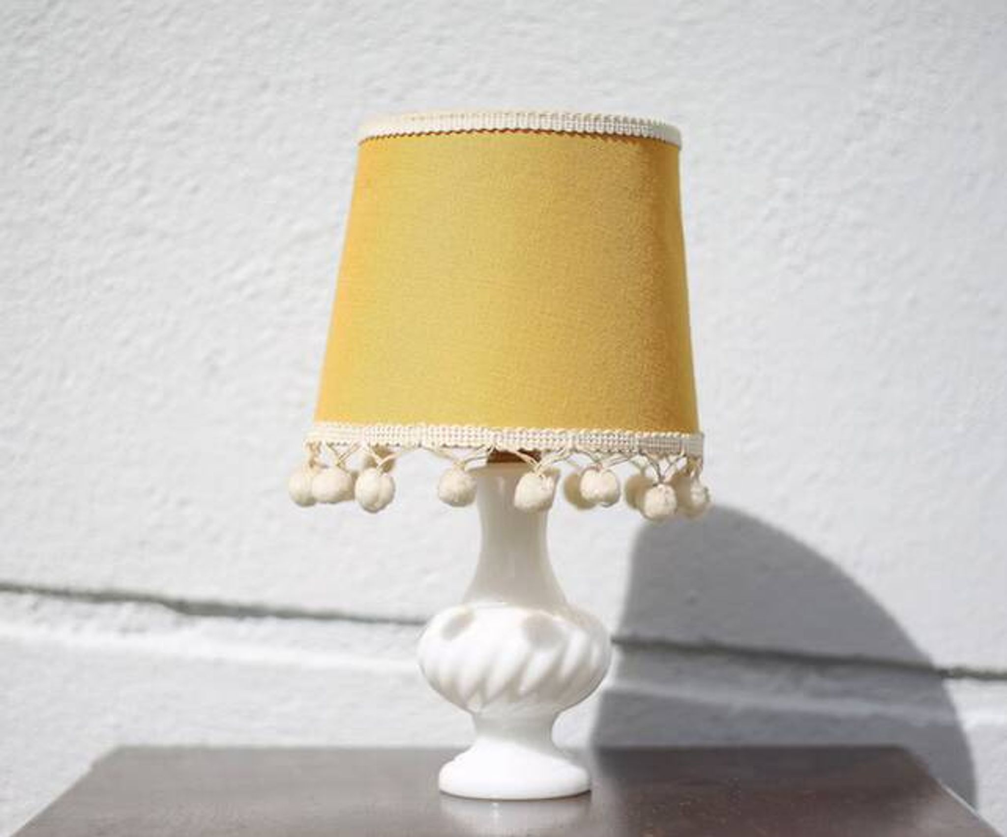 Lampe à poser vintage en verre blanc et tissu jaune