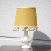Lampe à poser vintage en verre blanc et tissu jaune