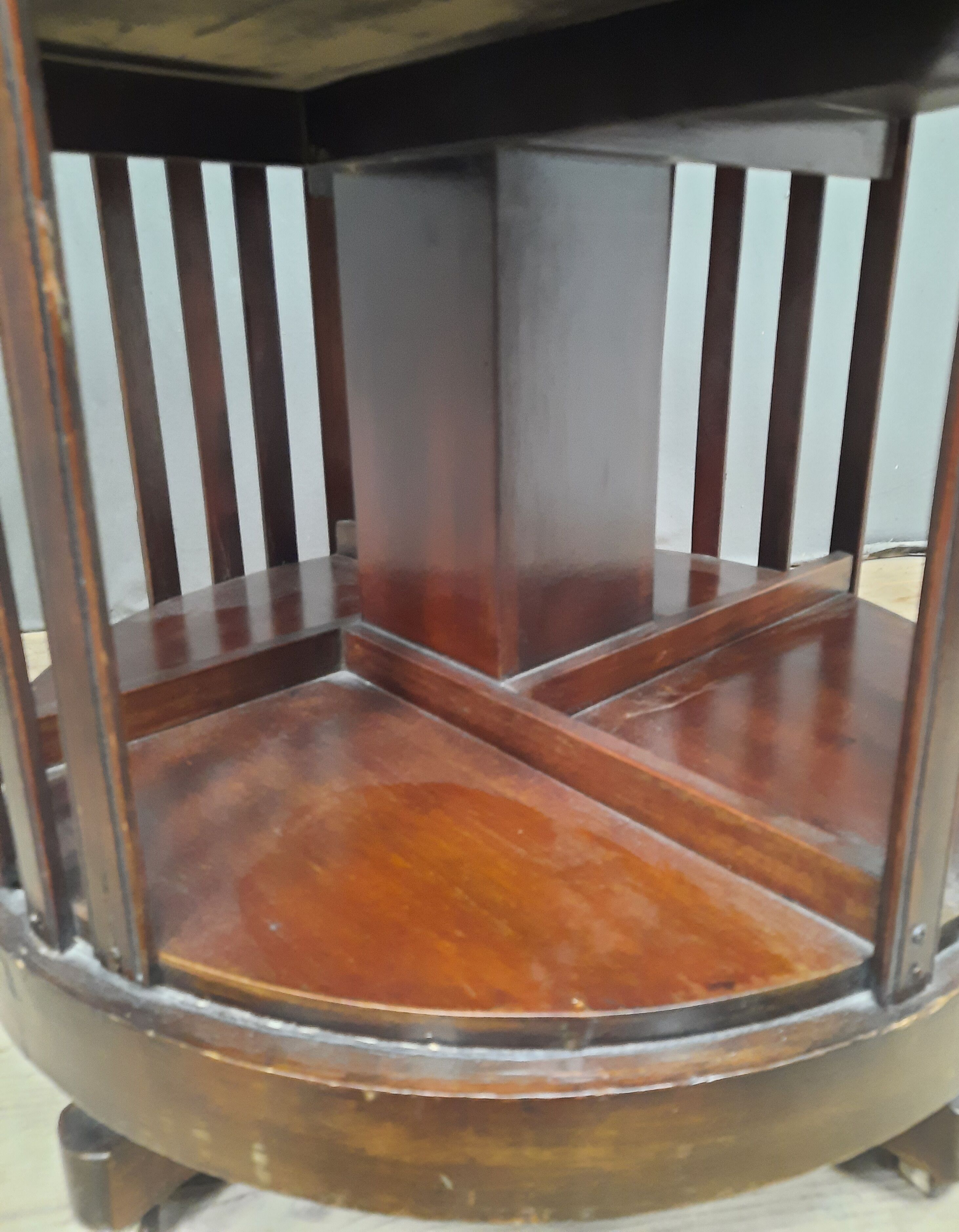 Bibliotheque tournante ronde