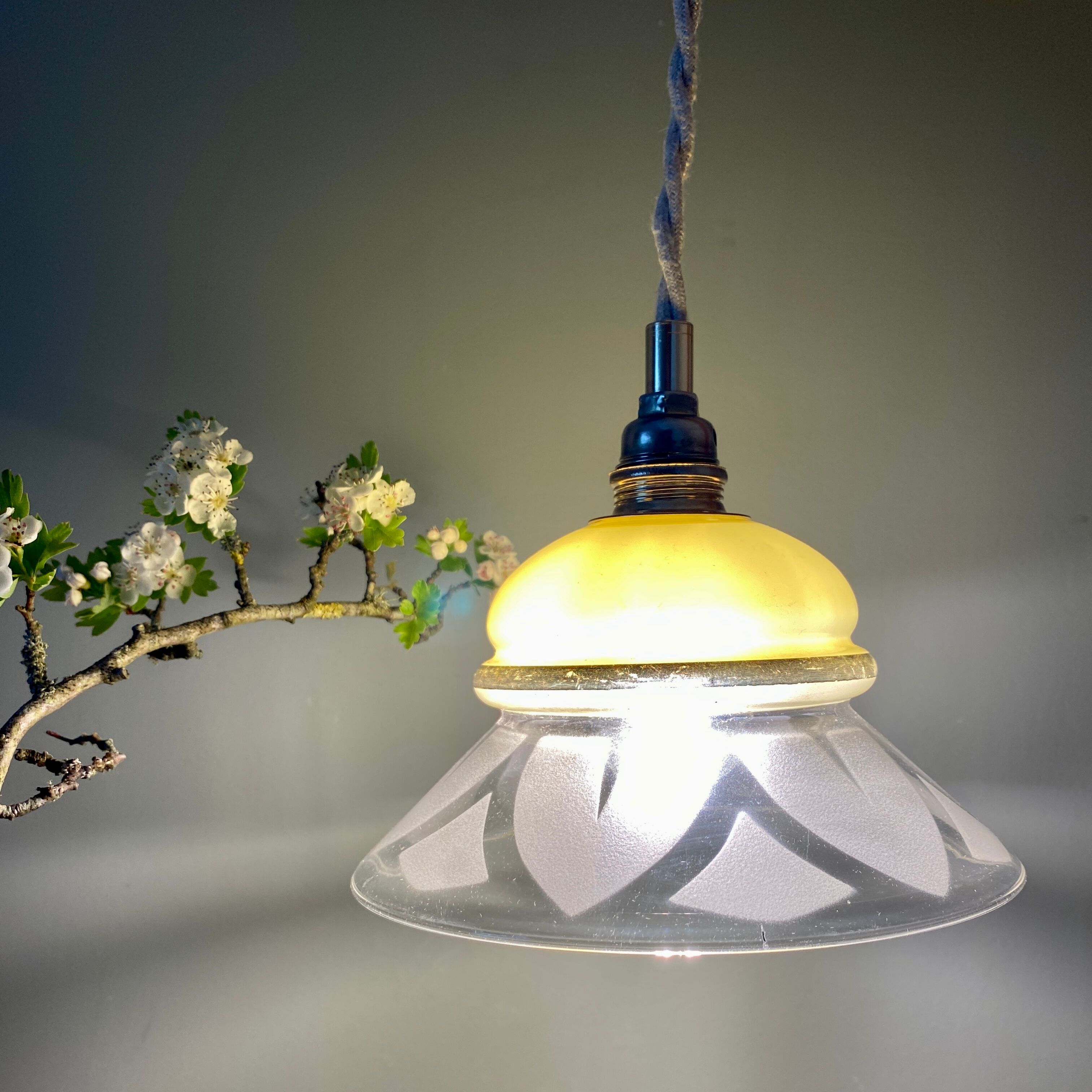 Vintage lampshade ride in yellow and transparent glass