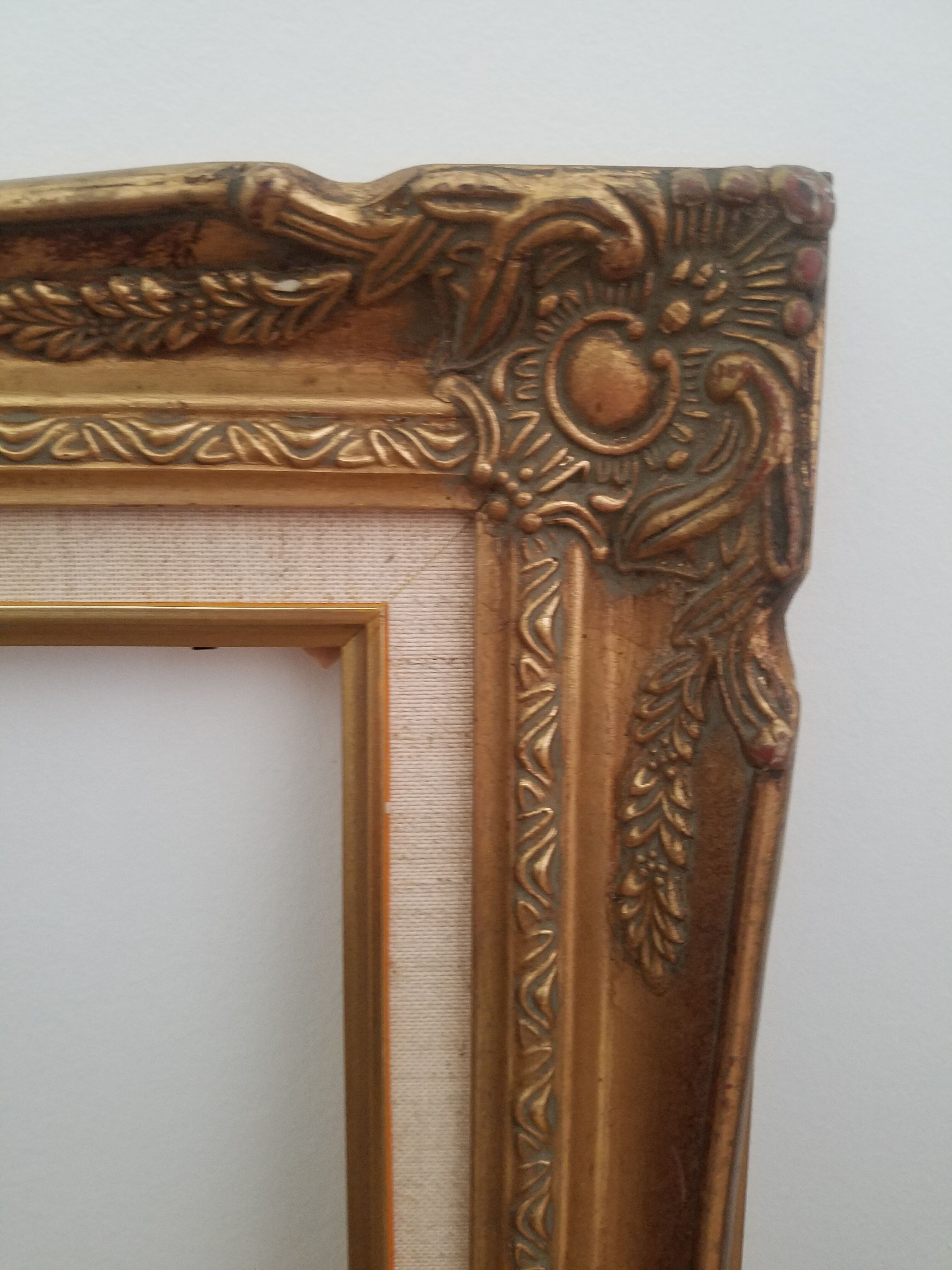 Old gilded frame in solid wood and plaster.