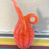 Ancien pichet Murano en verre soufflé rose avec une anse vintage