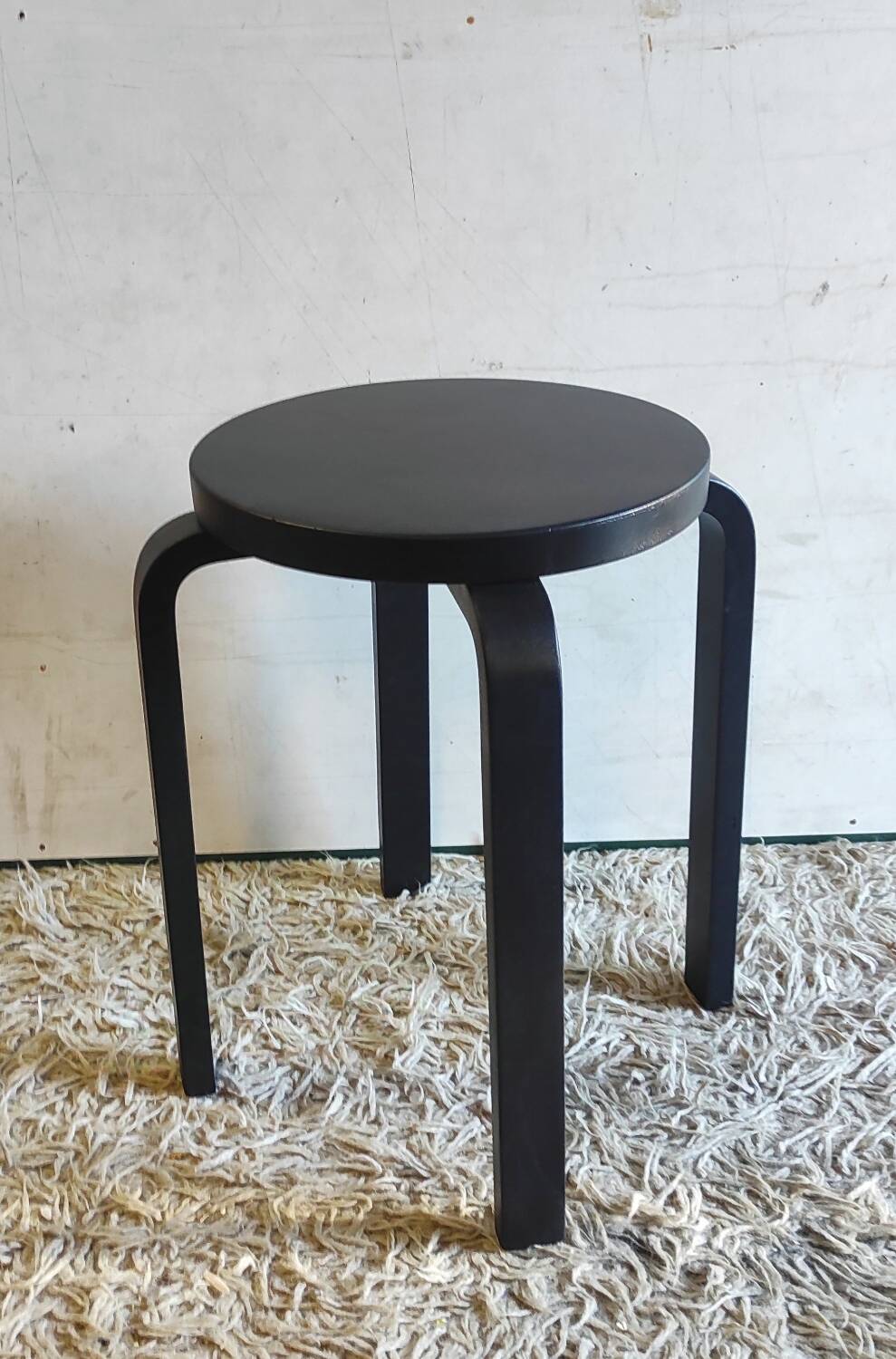 Designer stool in black lacquered solid wood - 80s/90s