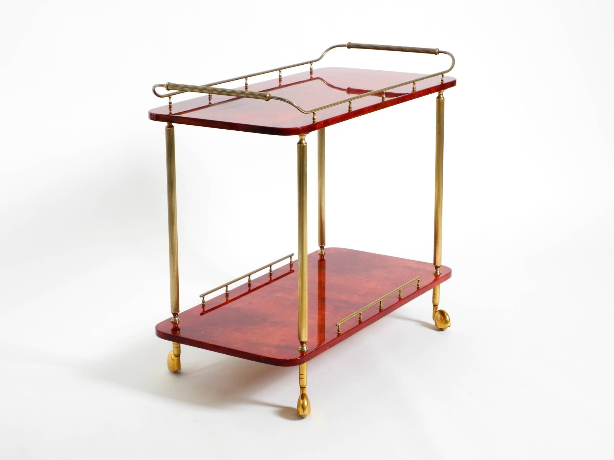 Superbe grand chariot de service en peau de chèvre rouge Aldo Tura des années 1960 | Fabriqué en Italie