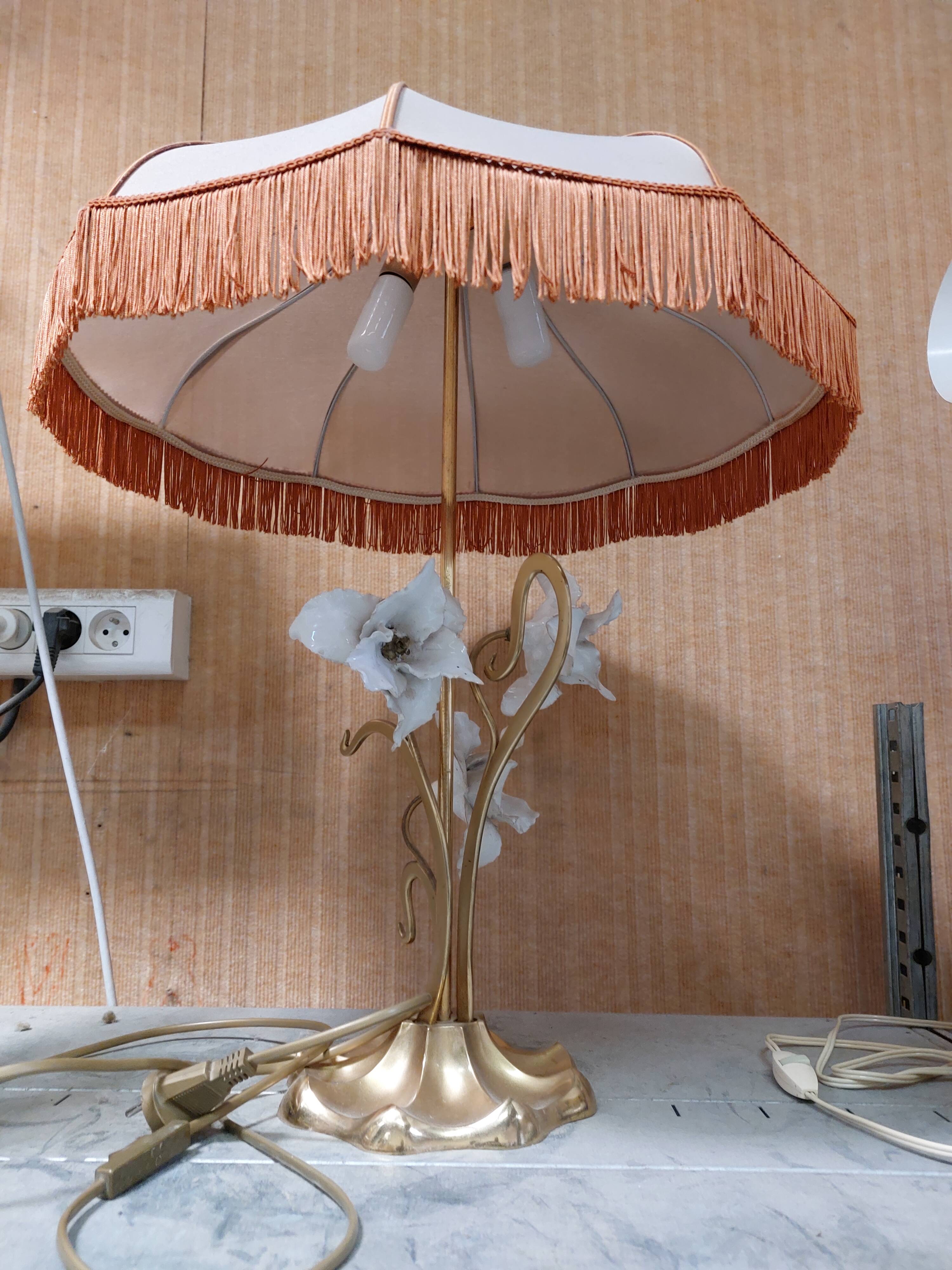 Large gilded brass lamp with white porcelain fleur-de-lis decoration