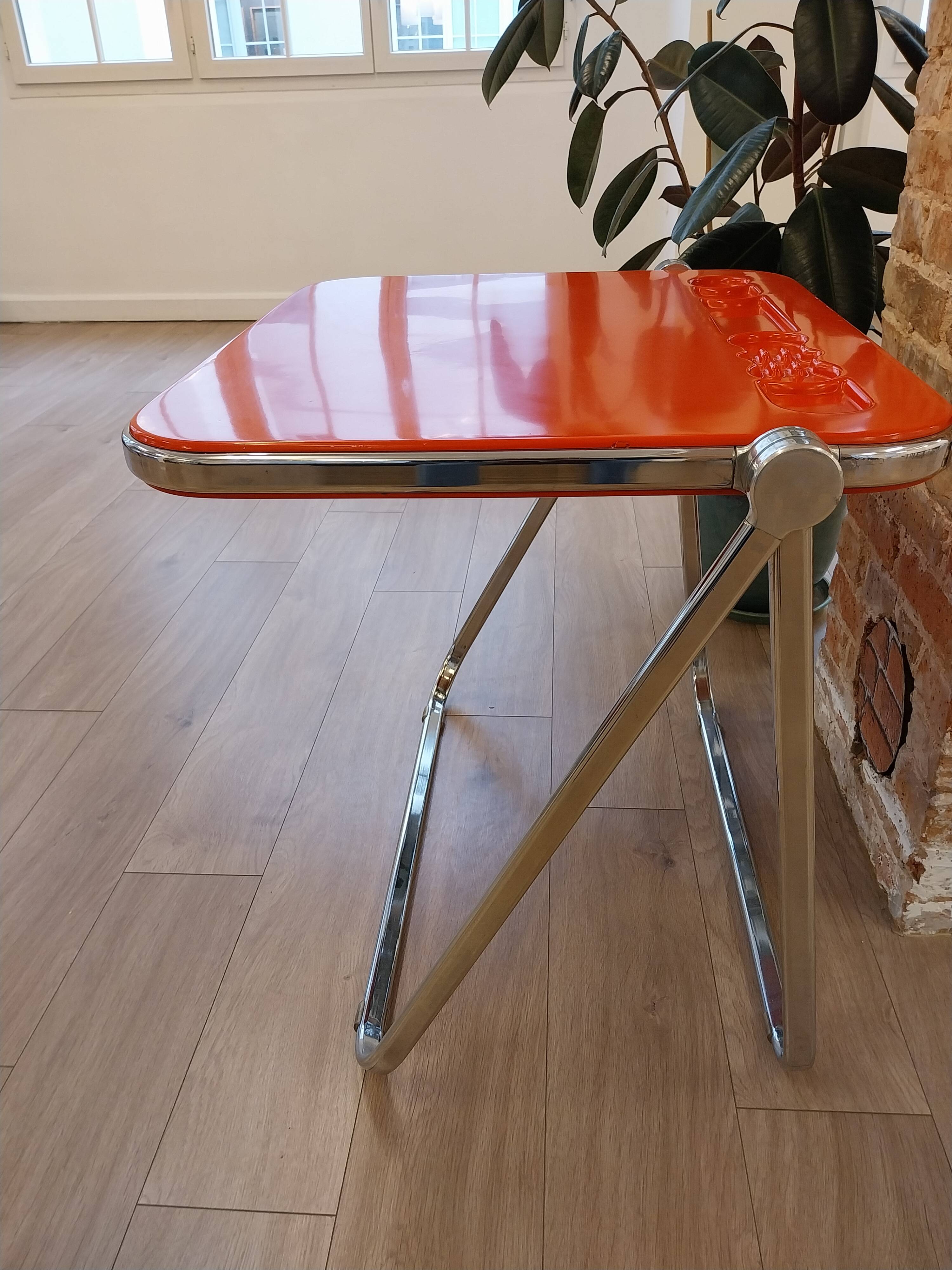 Vintage lot design – Platone table + red Plia chairs – Anonima Castelli